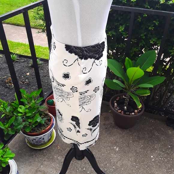 PLUS SZ 14  BLACK &  WHITE COTTON BLEND FLOWER PRINT SKIRT - Picture 3 of 4